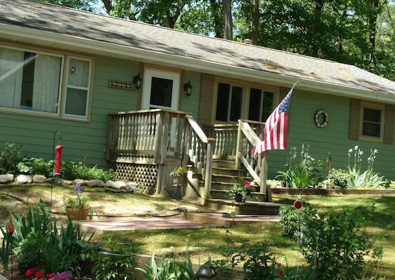 Sister Lakes House | Welcome to Sister Lakes Michigan 4 Bedrooms, 1 & 1/2 Bath Dining RM