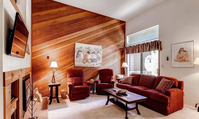 Four O'Clock House | Winterpoint 22 is close to Peak 8 and 9, walk to town!
