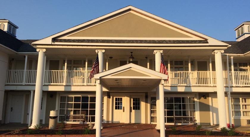 St Ignace Hotel | Baymont by Wyndham St. Ignace Lakefront