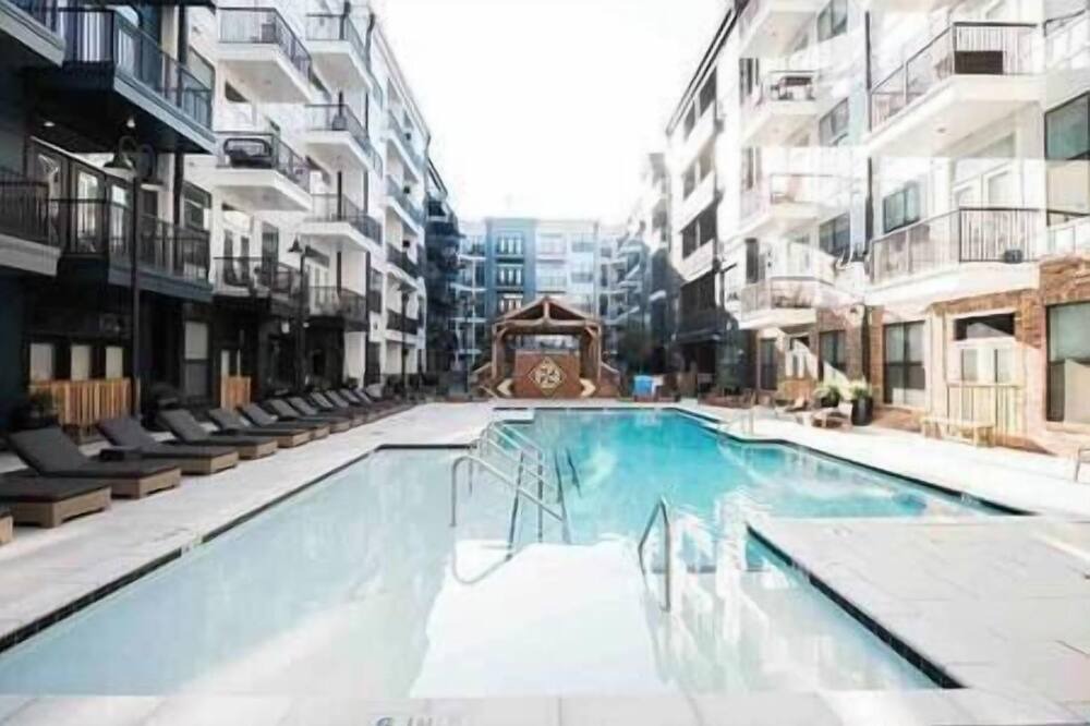 Sobro Apartment | Top Floor Luxury-Steps to Broadway with a pool!