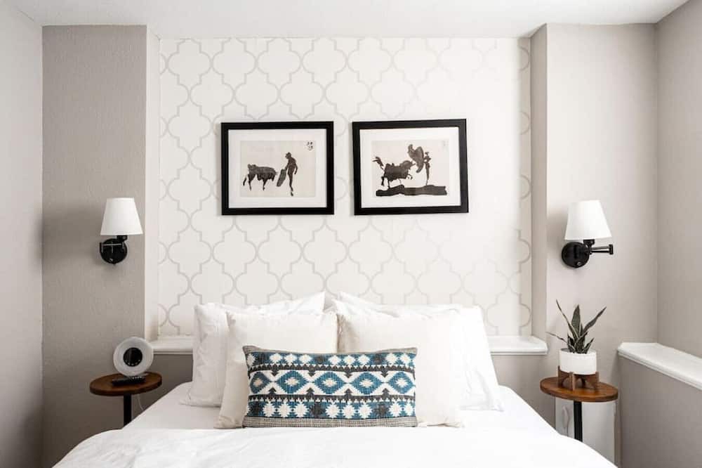 Congress Park Apartment | Remodeled Guest Suite I 5-star Location I Sleeps 4