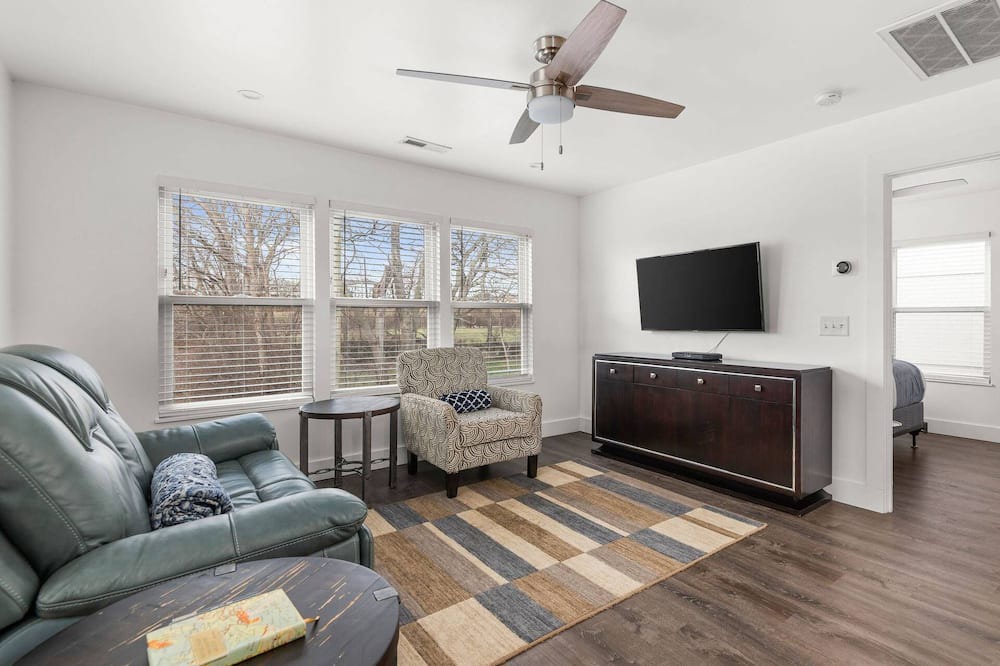 Hope Gardens Condo | Wanderer's Retreat ~ Mins to Downtown & Broadway ~ Garage Parking ~ Private Entrance ~ Trendy Area