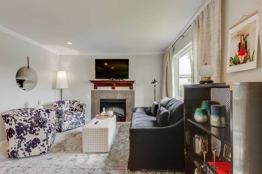 North Capitol Apartment | Newly decorated , freshly remodeled , thoughtfully designed with a speakeasy vibe