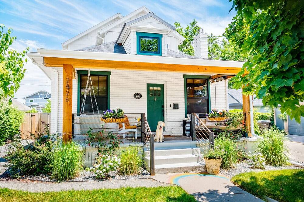 Sloan Lake House | Gorgeous remodeled Bungalow with front and backyard space- walk to restaurants!