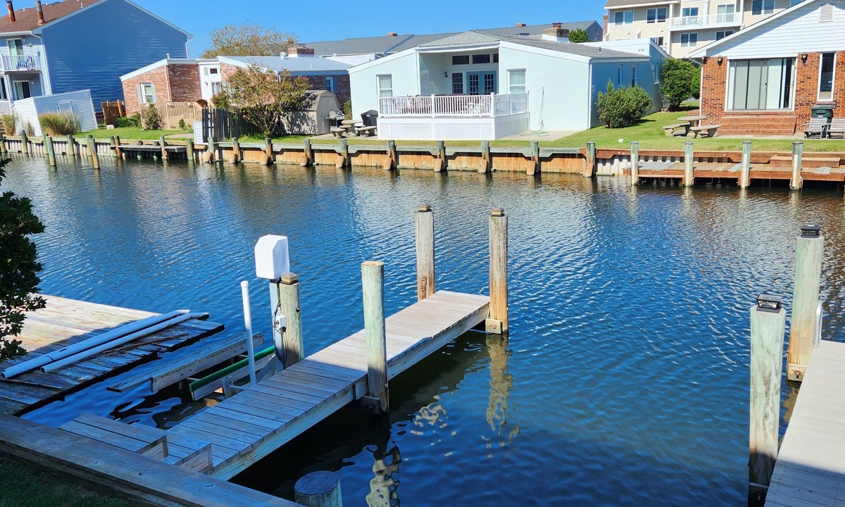 Little Salisbury House | Bayfront Townhouse 4 bdrm, 3.5 bath w/boat slip. Sleeps 10 in beds