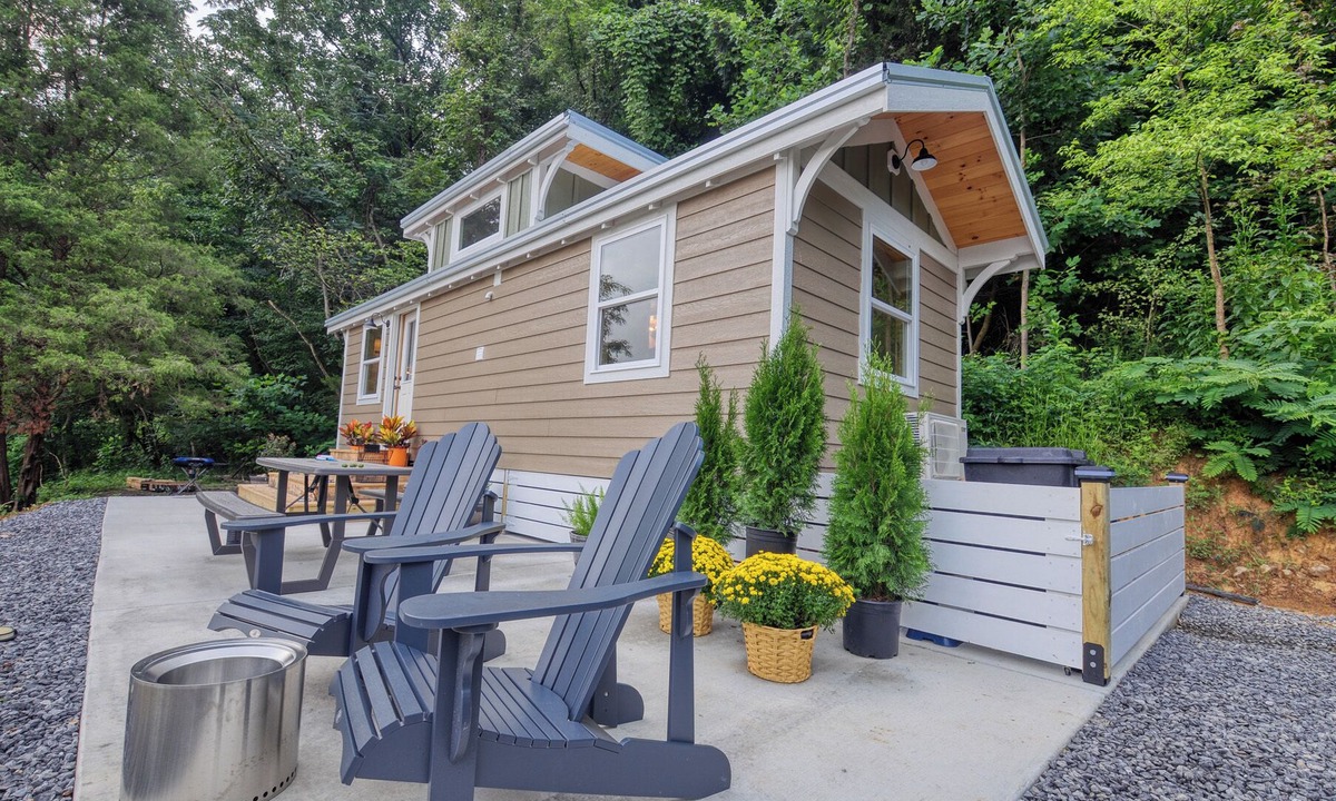Newport Cabin | The Leconte Tiny Home Overlooking the Pigeon River