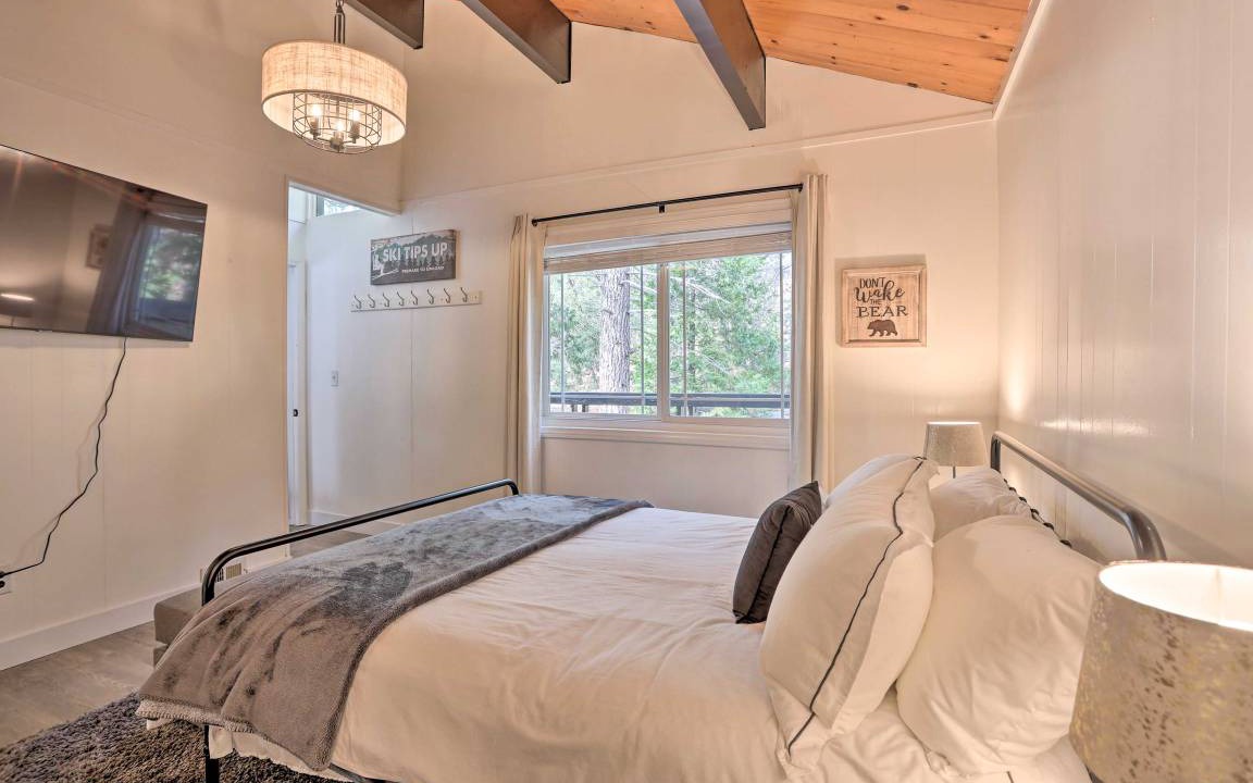 Photo of Bedroom in Running Springs