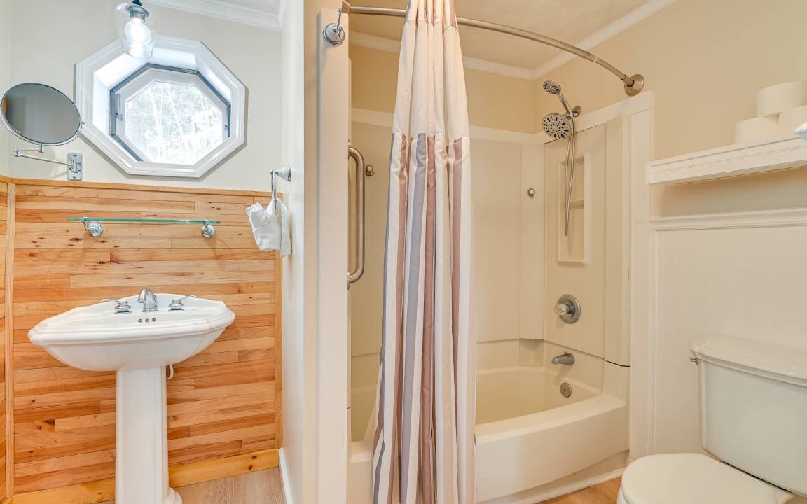 Photo of Bathroom in Athol