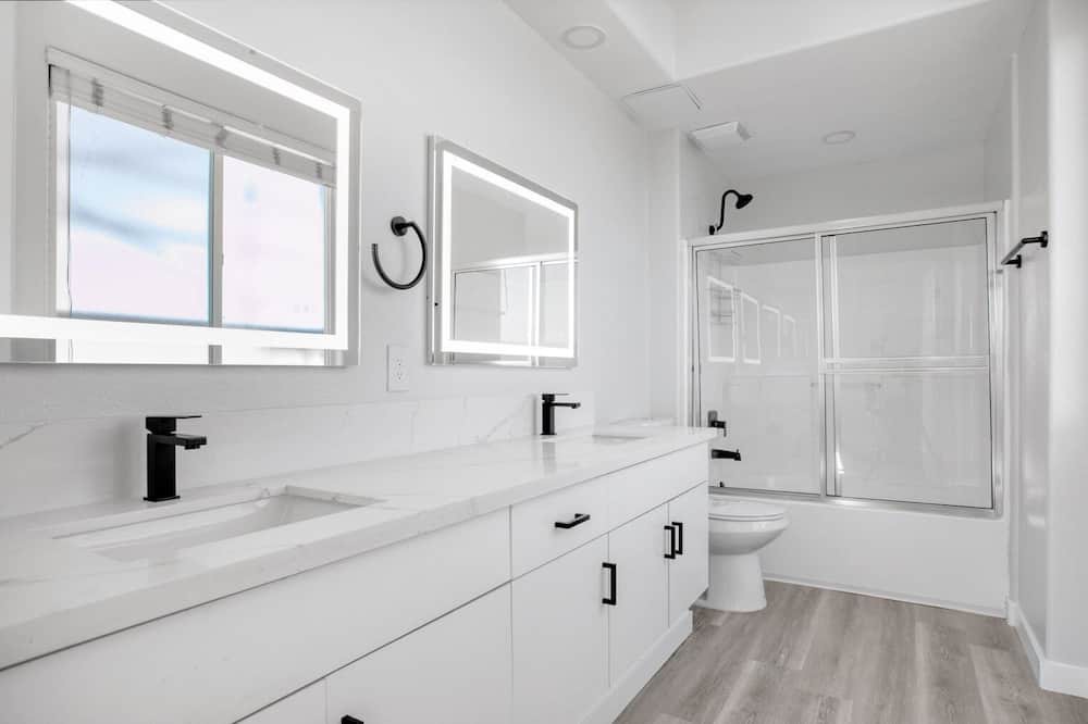 Photo of Bathroom in Mar Vista