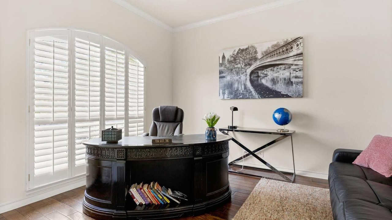 Photo of Livingroom in Far North Central