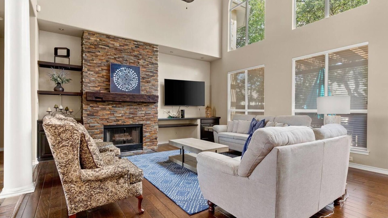 Photo of Livingroom in Far North Central