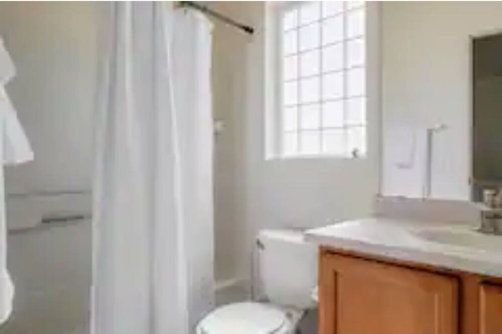 Photo of Bathroom in North Central Westminster