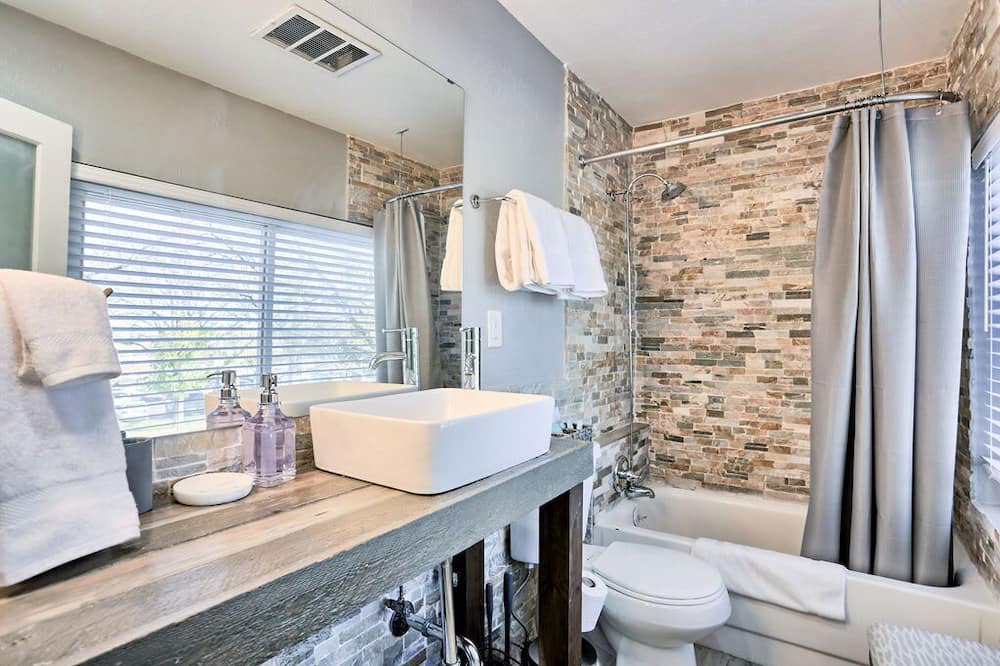 Photo of Bathroom in Barths