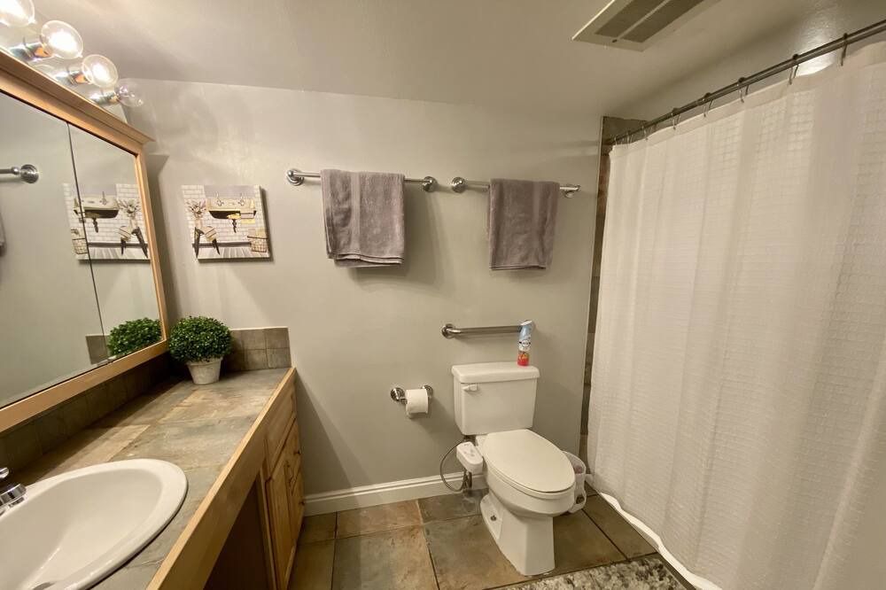 Photo of Bathroom in Lincoln Park