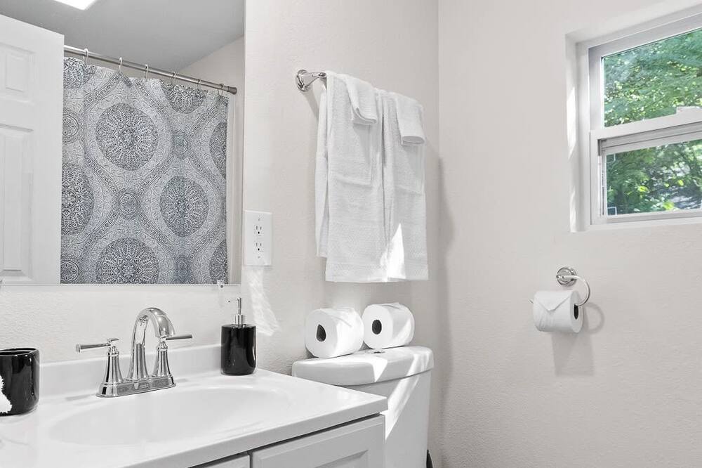 Photo of Bathroom in East Ridge