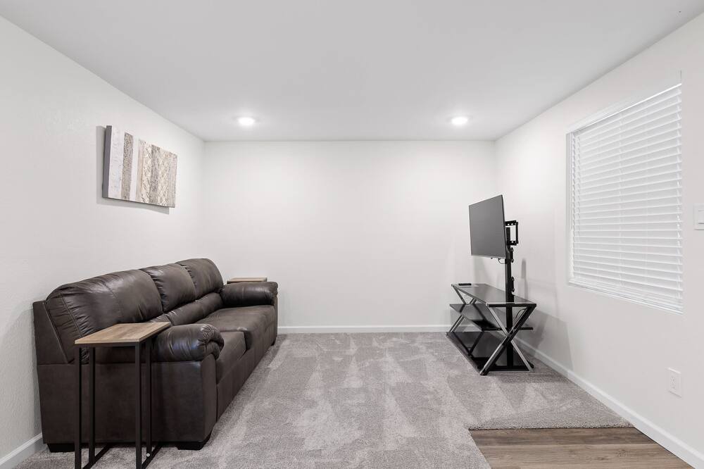 Photo of Livingroom in East Ridge
