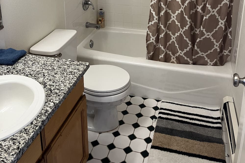 Photo of Bathroom in Glenwood Grove - North Iris