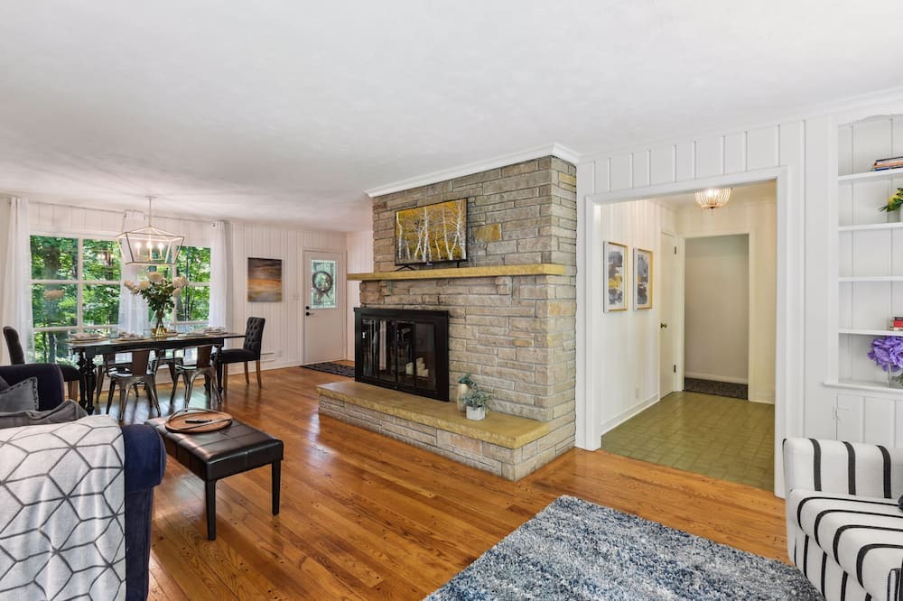 Photo of Livingroom in Shorewood
