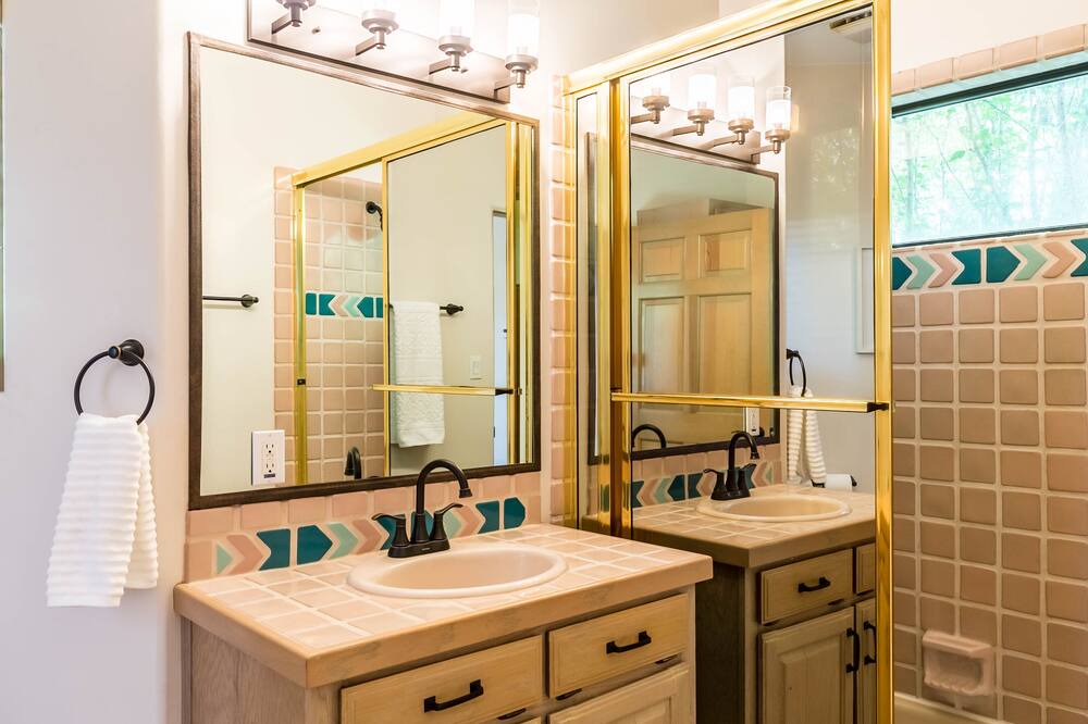 Photo of Bathroom in Los Ranchos de Albuquerque