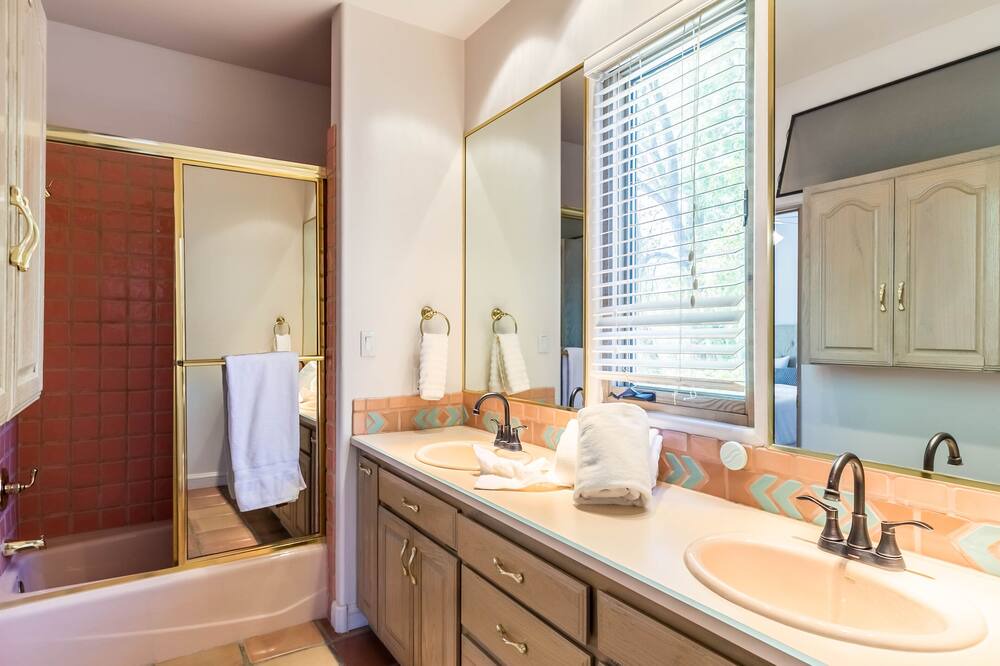 Photo of Bathroom in Los Ranchos de Albuquerque