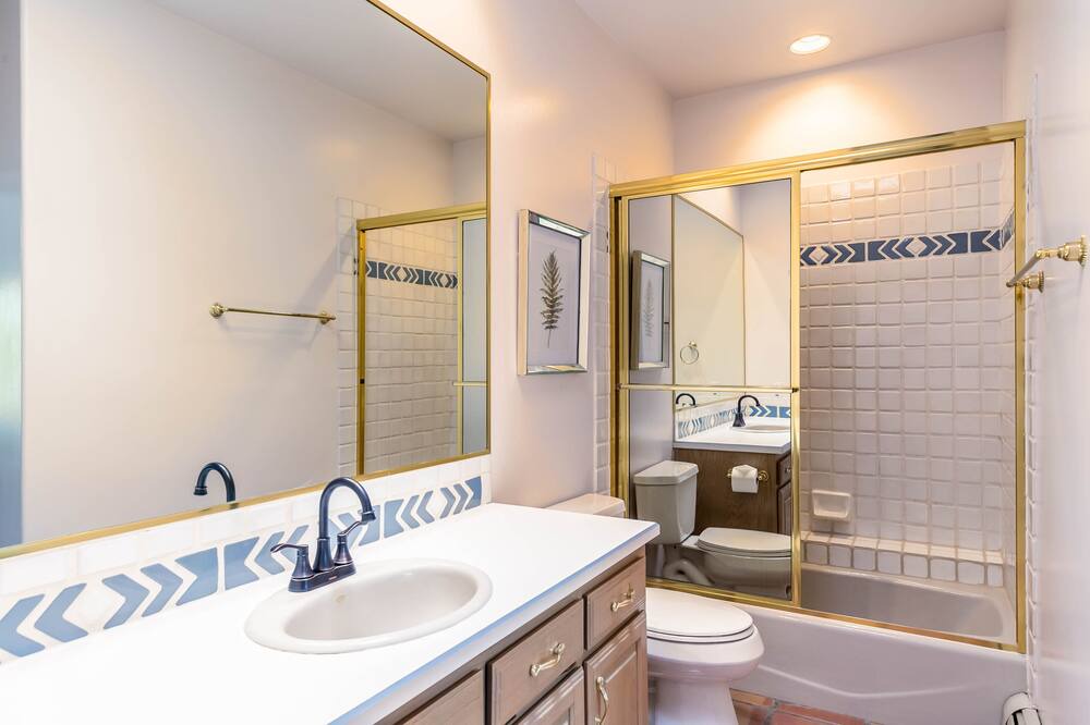 Photo of Bathroom in Los Ranchos de Albuquerque