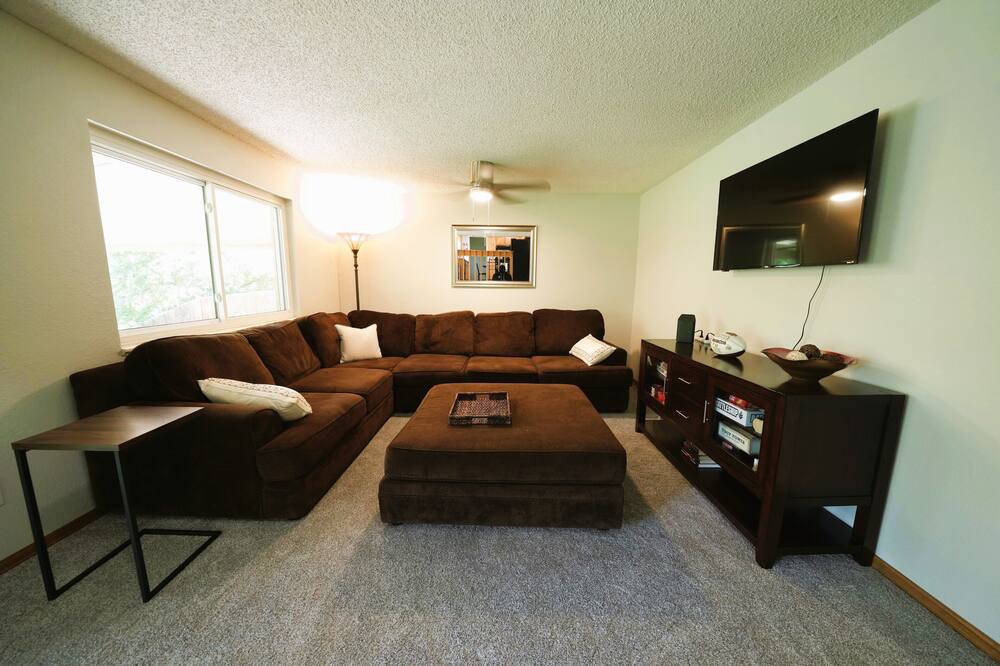 Photo of Livingroom in North Central Westminster