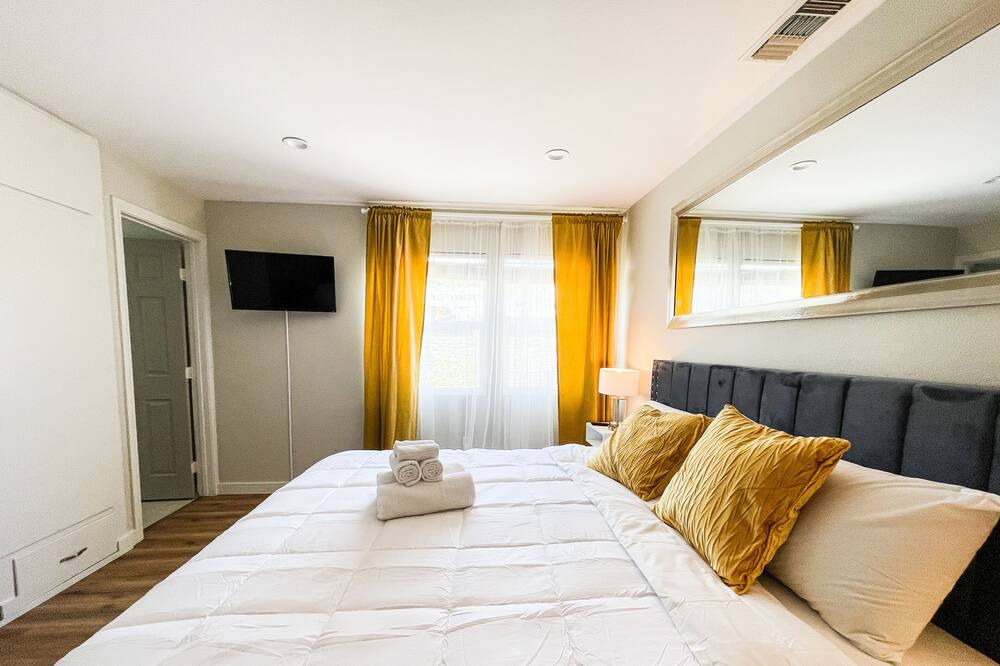 Photo of Bedroom in Burbank