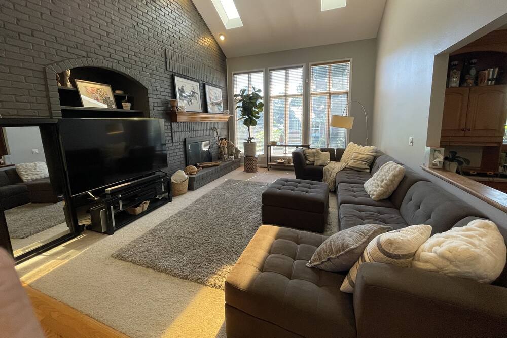 Photo of Livingroom in North Central Westminster