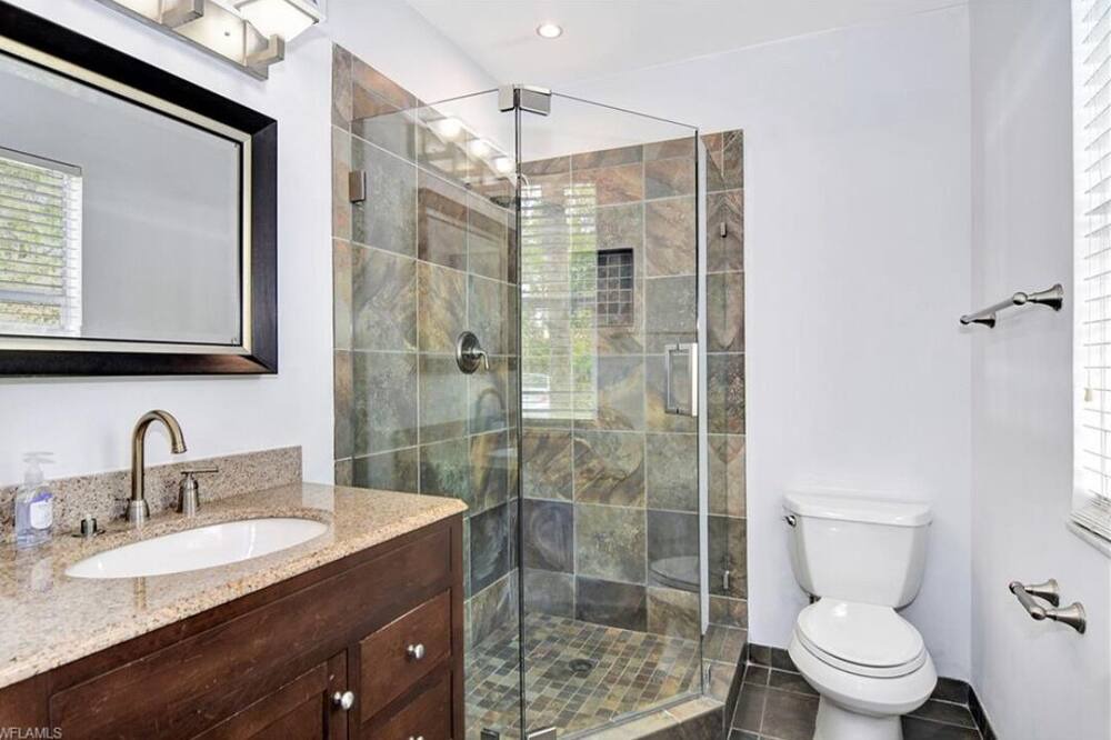 Photo of Bathroom in Kings Lake