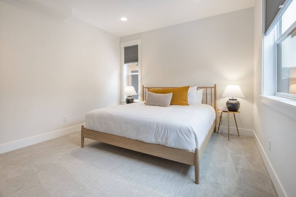Photo of Bedroom in Roslyn