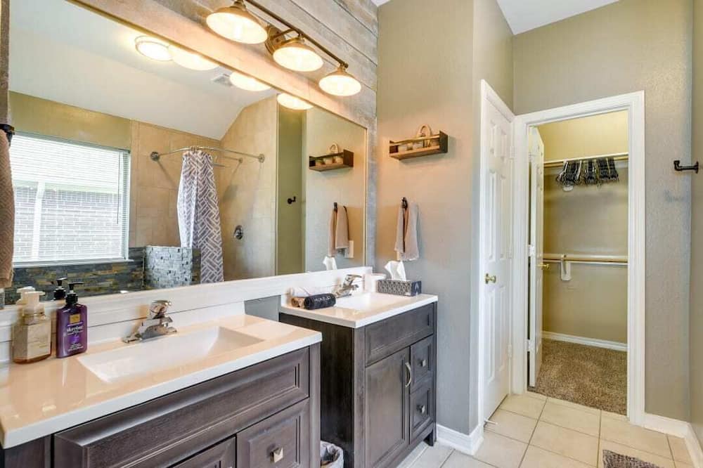 Photo of Bathroom in Dickinson