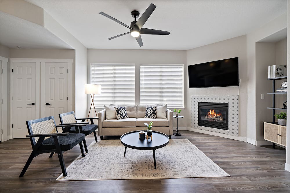 Photo of Livingroom in Aurora
