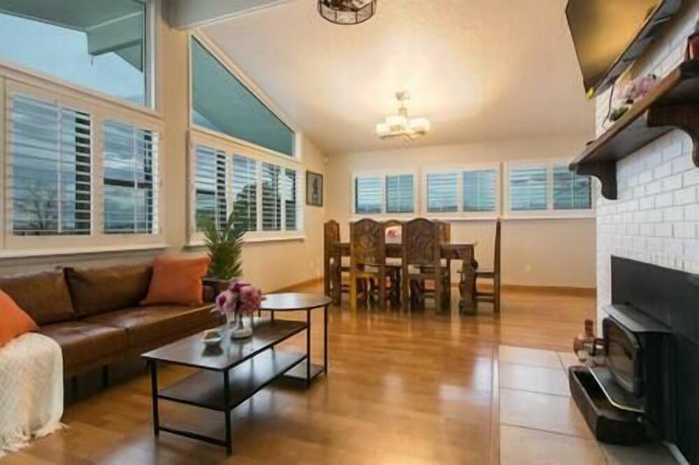 Photo of Livingroom in Paradise Hills Civic