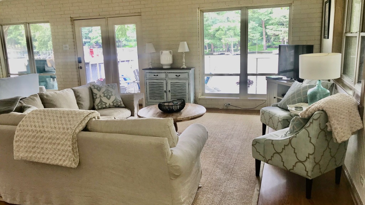 Photo of Livingroom in McQueeney