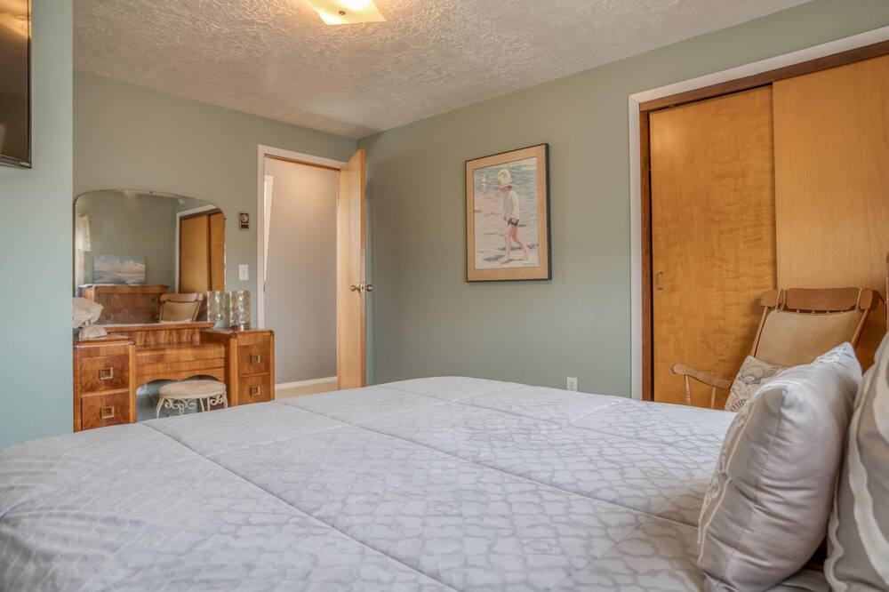 Photo of Bedroom in Rockaway Beach