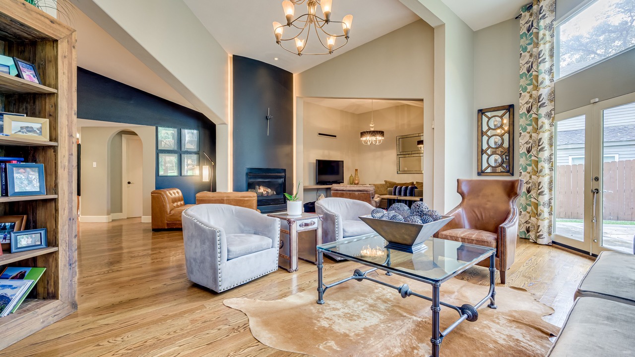 Photo of Livingroom in Cliff Over Lake Austin