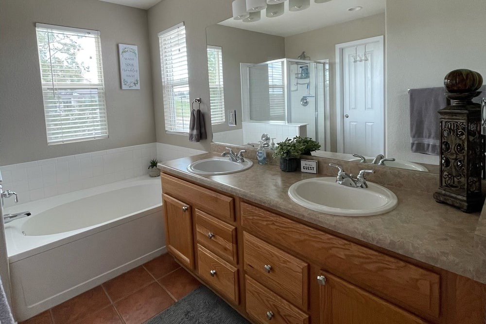 Photo of Bathroom in Canterberry Crossing