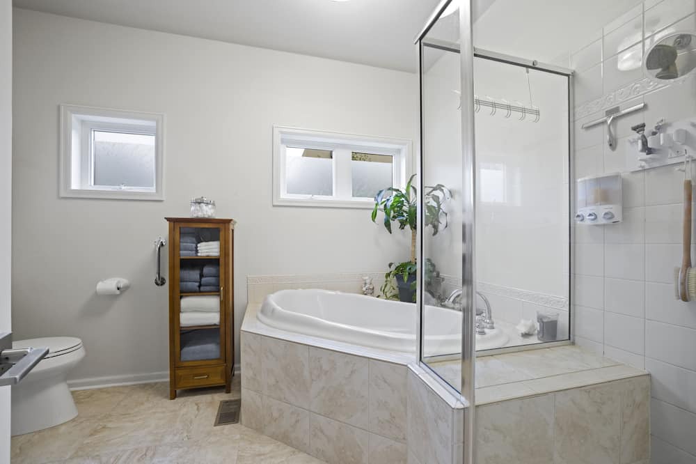 Photo of Bathroom in Central Boulder
