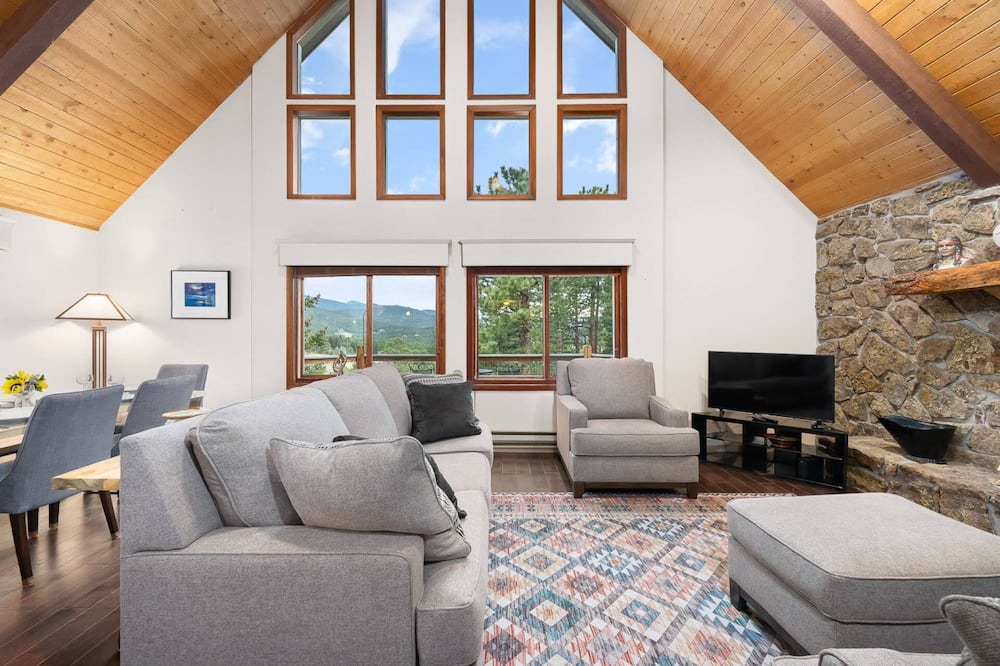 Photo of Livingroom in Evergreen Meadows