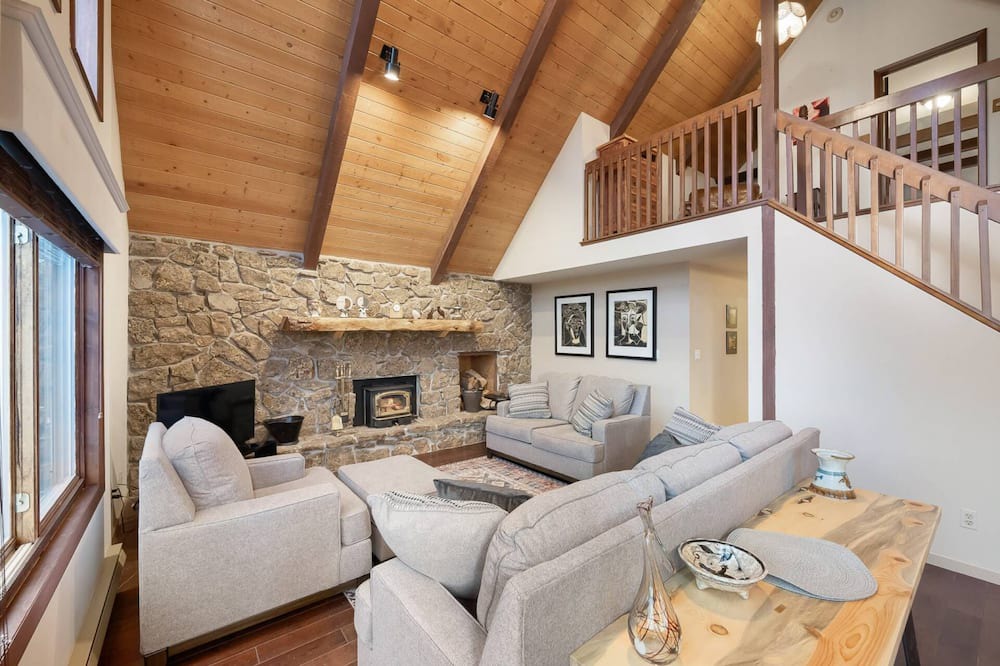 Photo of Livingroom in Evergreen Meadows