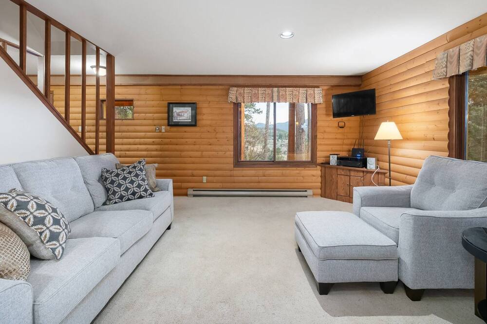 Photo of Livingroom in Evergreen Meadows