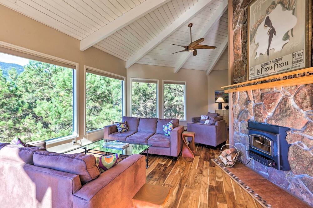 Photo of Livingroom in Evergreen