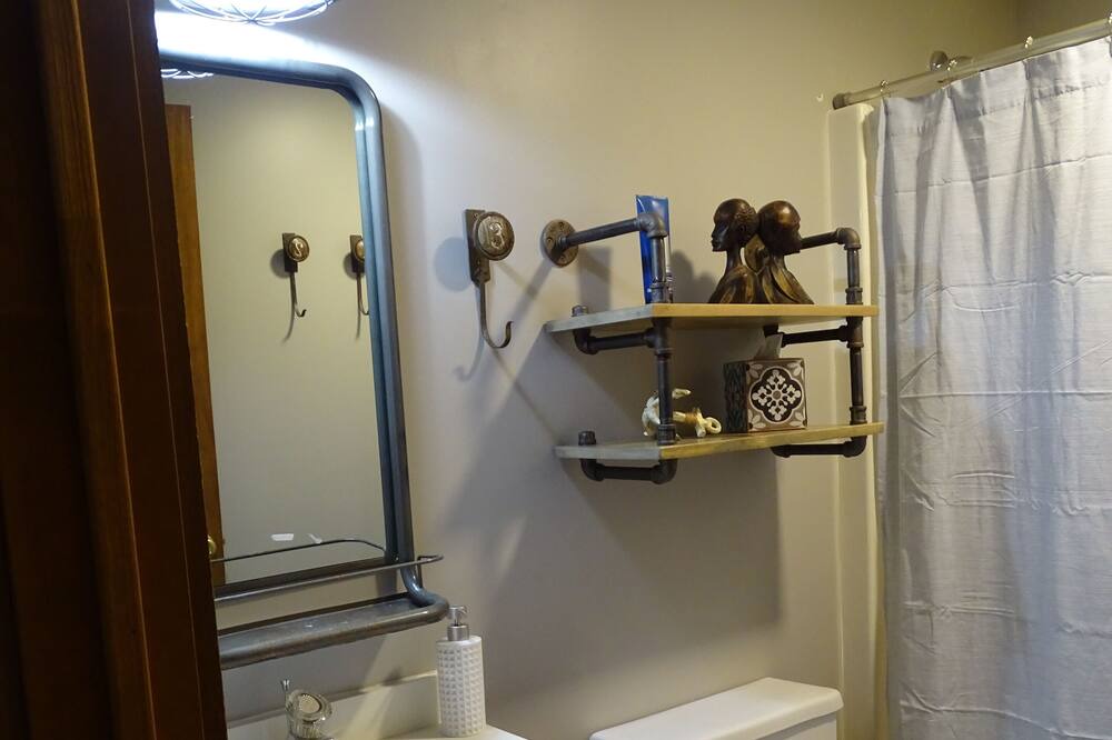 Photo of Bathroom in Brutus