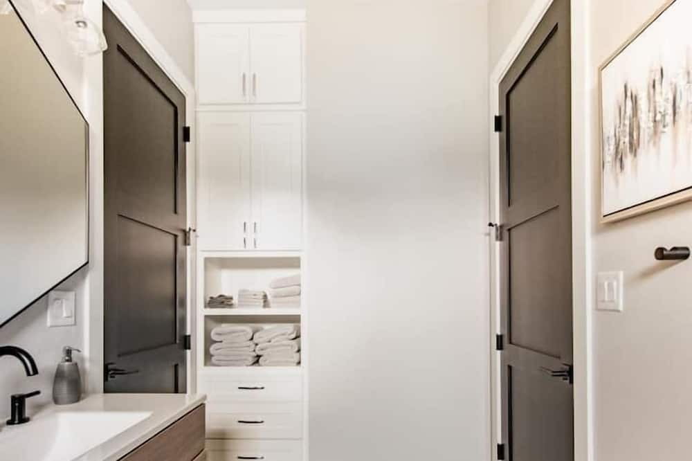 Photo of Bathroom in Briarcliff