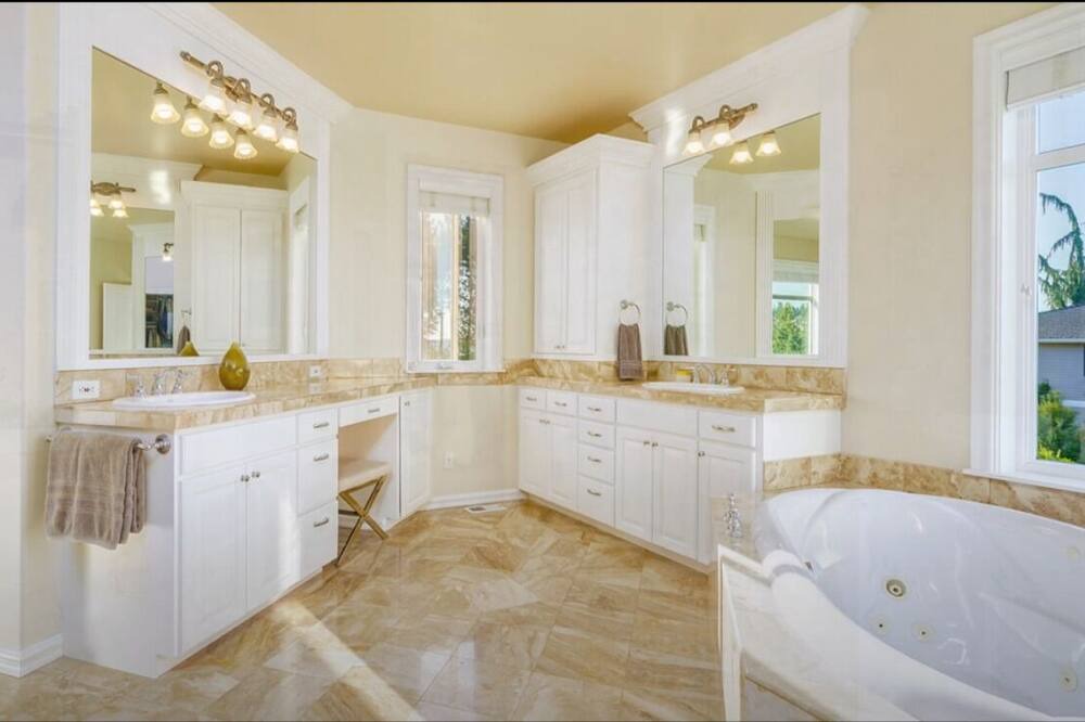 Photo of Bedroom in Harbour Pointe