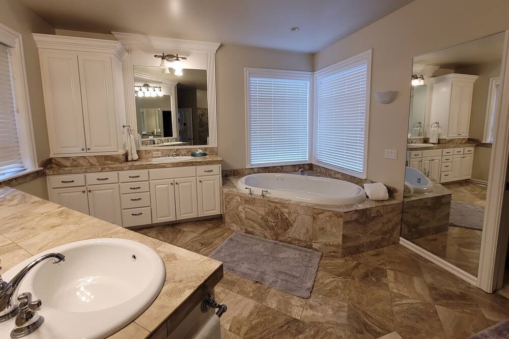 Photo of Bedroom in Harbour Pointe