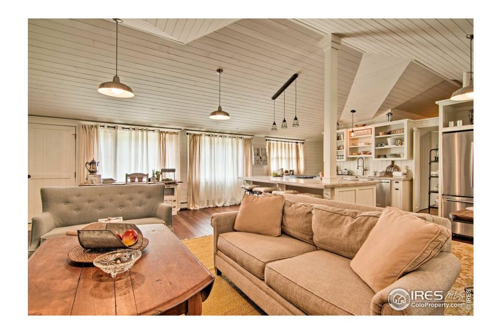 Photo of Livingroom in Drake
