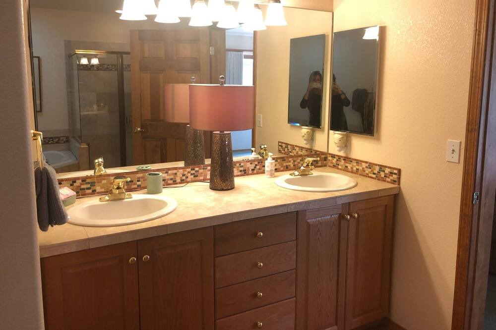 Photo of Bathroom in Dalton Ranch
