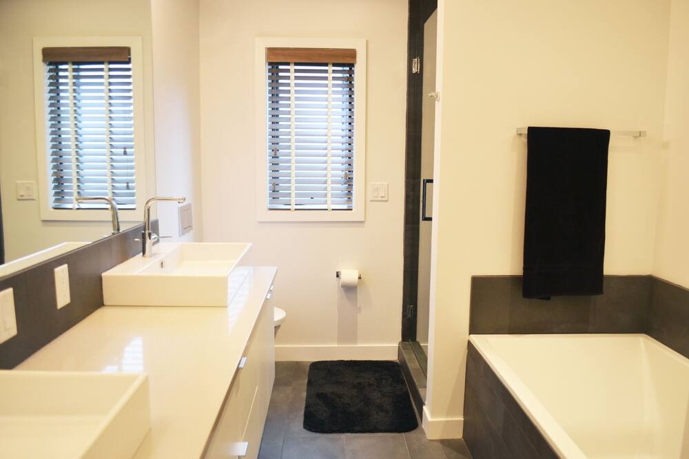 Photo of Bathroom in Wonderland Lake