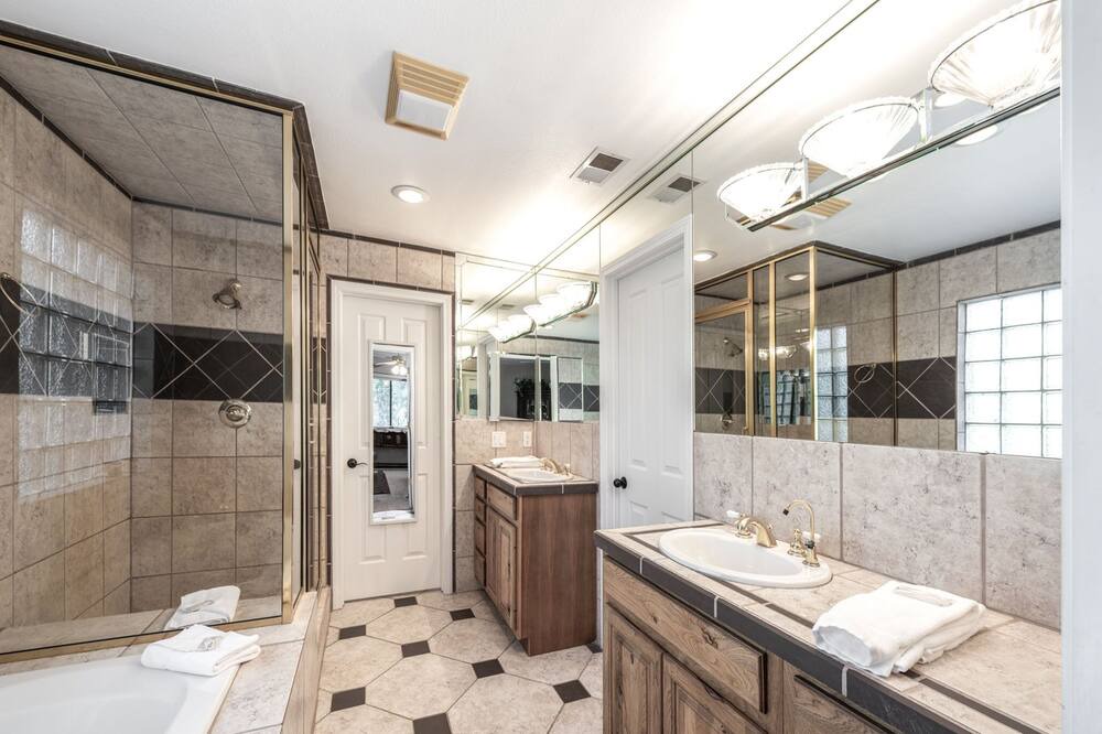Photo of Bathroom in Ruidoso